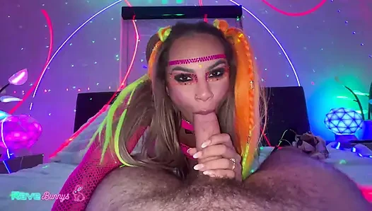 Die vollbusige rave-schönheit essie gotback bekommt vom DJ ihre muschi geleckt!