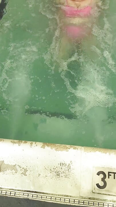 Davisdesires 在泳池裡看著她的貓咪流口水