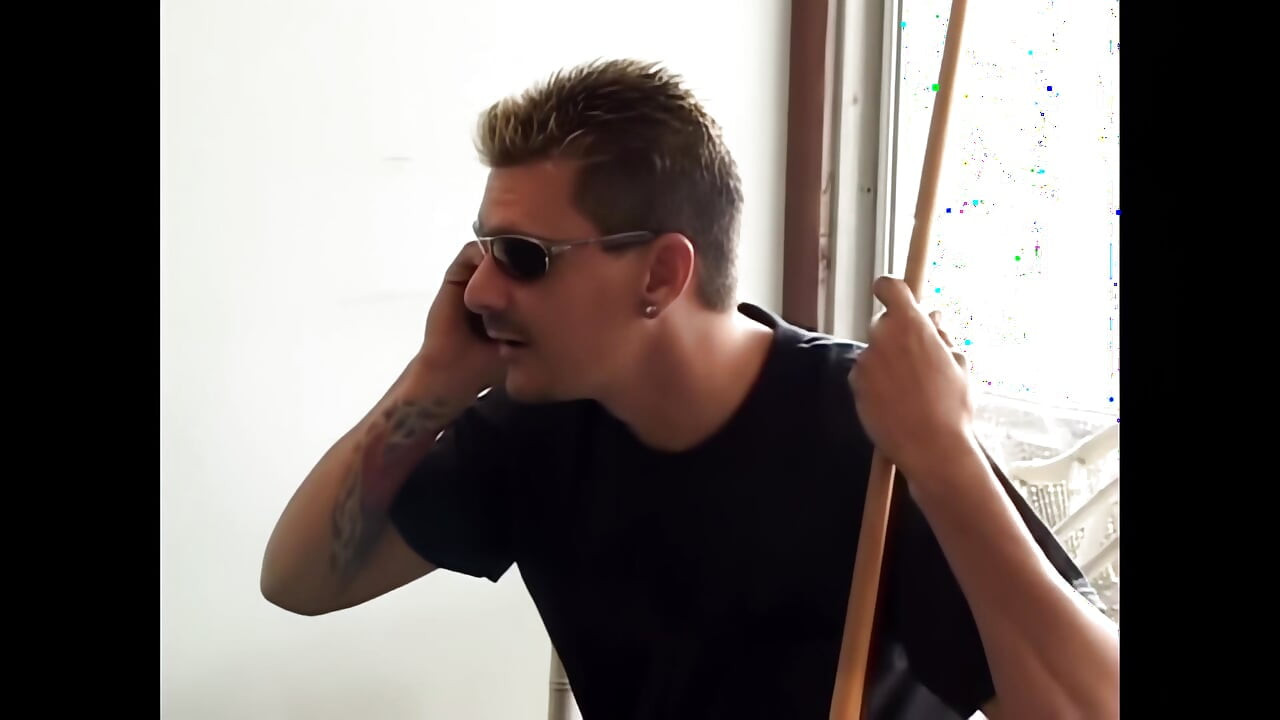 若くて威厳ある天使ロングのための四つの大きなチンコ