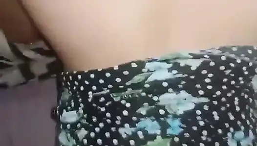 POV-doggystyle-ficken in ihrem blumenkleid