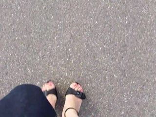 Cd pies caminando en sandalias de cuña