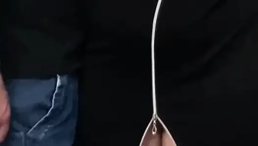 Garip sapık orta yaşlı seksi kadın herkesin içinde amını parmaklıyor