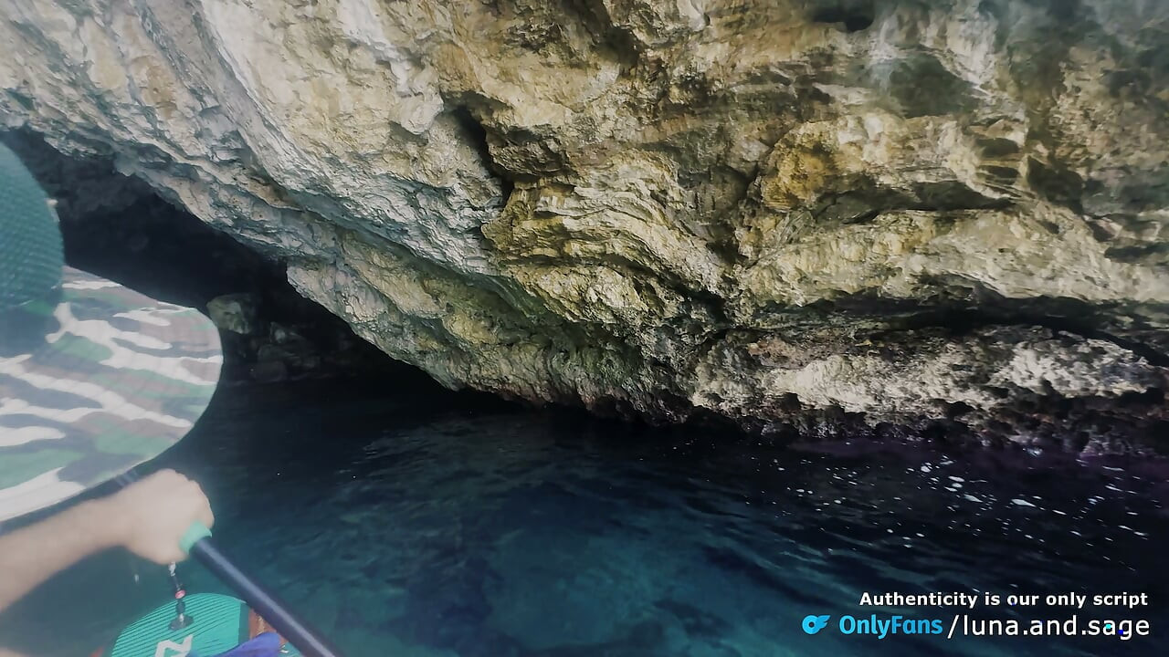 Nós Remamos Até uma Caverna Marinha Isolada e Fodemos em uma Prancha Flutuante - Casal Amador Real (POV, Cowgirl de Costas & Gozada)