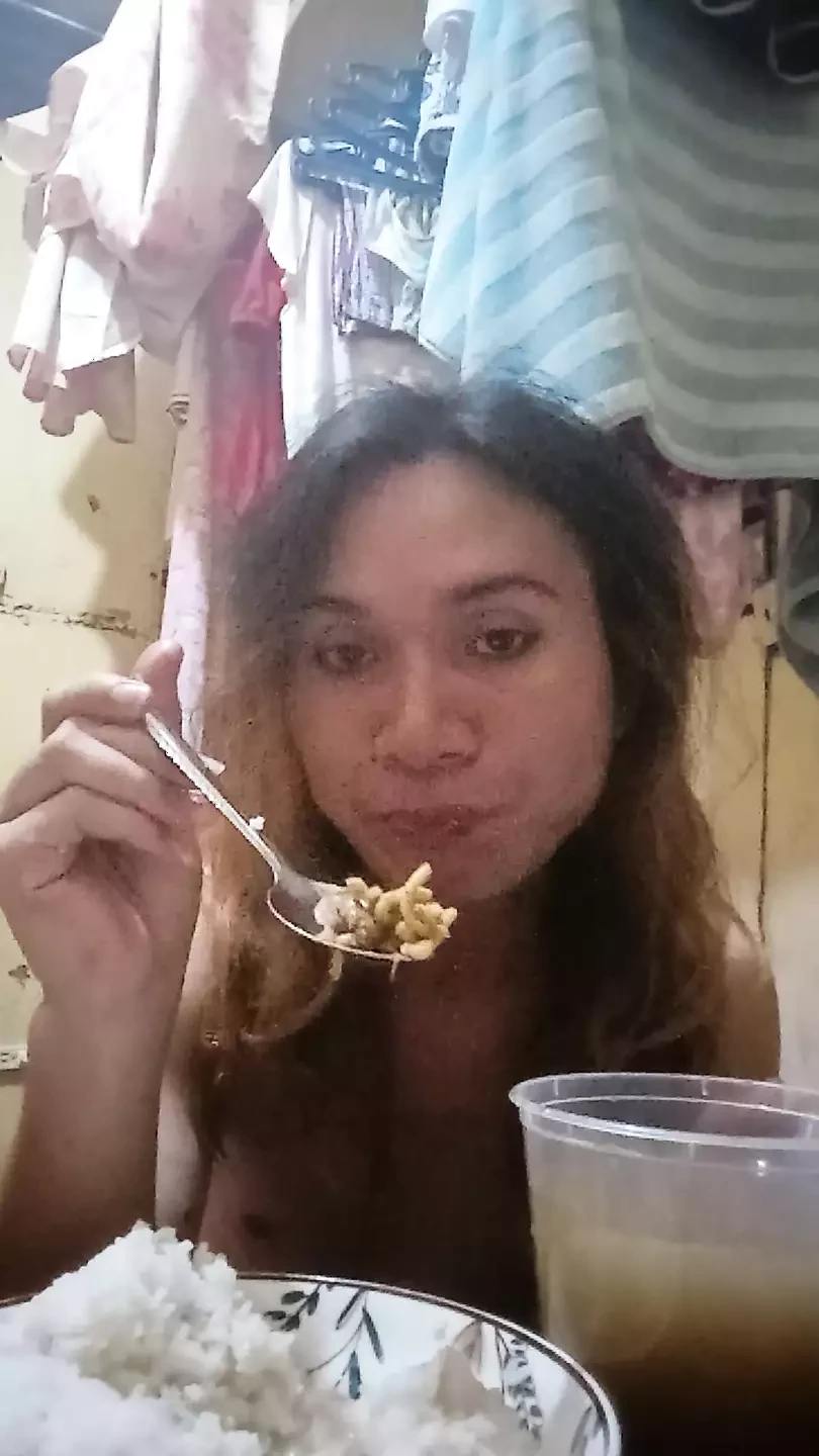 Nagkaon nga nag inusara sa kwarto