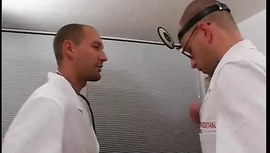 Olgun hemşire iki doktor tarafından sikilirken çorap giyiyor