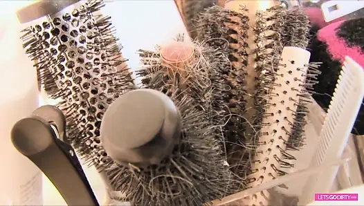 Идеальная милфа жестко трахает старика