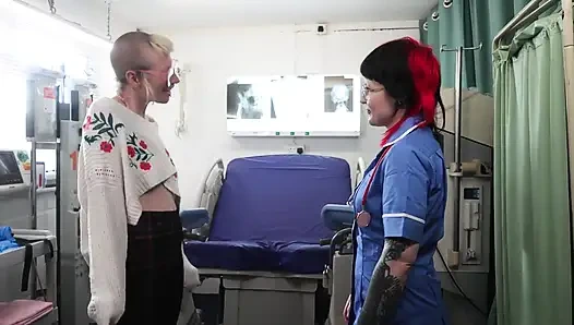 Ujian memek ruby si suster nakal yang ditindik rosa diperiksa, diregangkan & dirusak di ruang medis