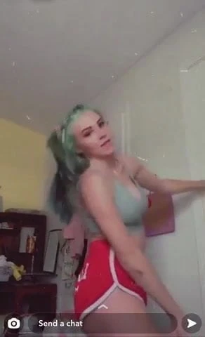 18 yo white girl shaking her ass