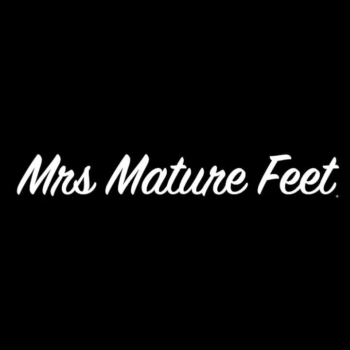 Mrs Mature Feet Getting Her Boobs Covered 419