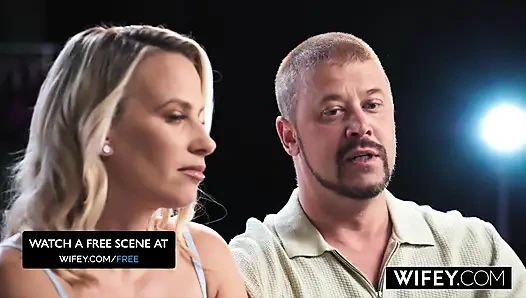 Evli kadın yarağa aç sarışın ateşli evli kadın Sadie Rose kocasının önünde dölleniyor