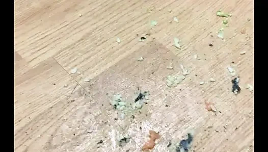 Yemeğini ayaklarım sayesinde alıyor...