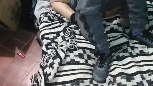 Mädchen mit Montano Kleid mit der Matratze auf dem Boden