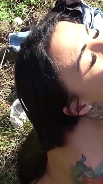 Detik menawan dari "Pelacur Jerman Snowwhite di luar pantai sebenar bertiga"