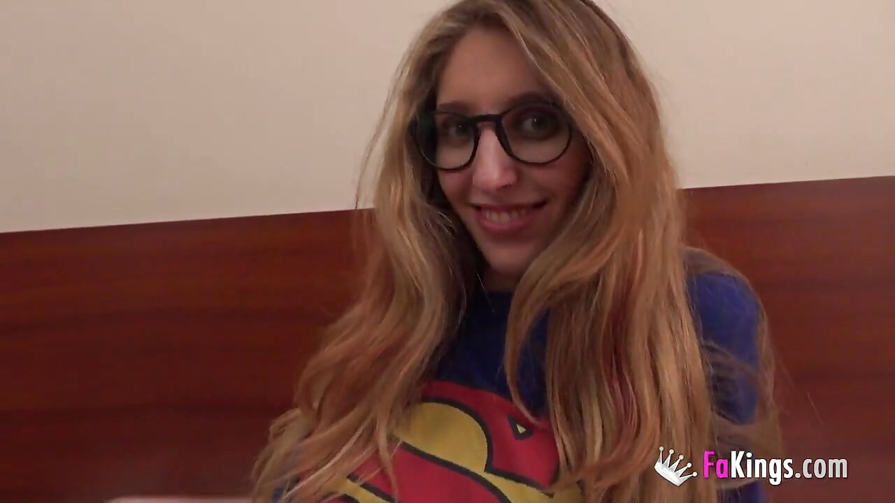 Estas tetas naturales más grandes necesitan una polla gruesa: Pandora Vicius vs el porno Superman!!