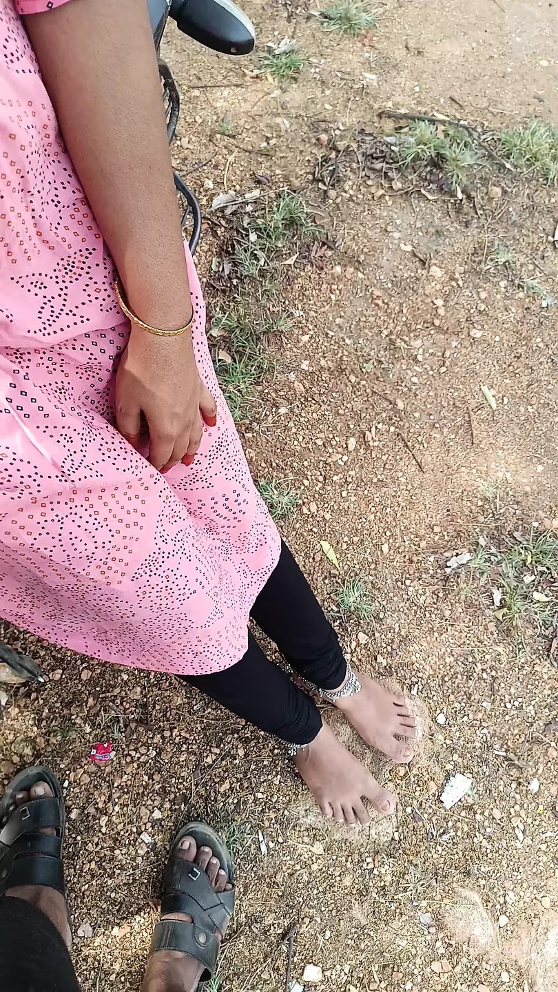 办公室员工享受户外浪漫并与经理啪 第1部分