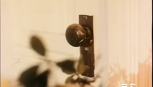 Ateşli ve seksi sarışın sert bir aygır tarafından sikiliyor