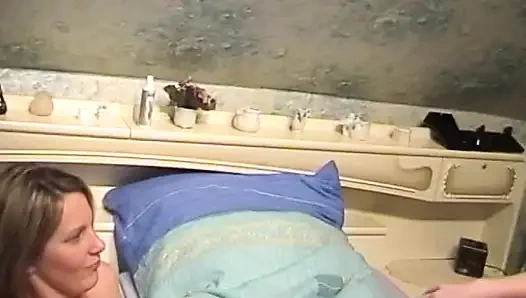 Blonde deutsche schätzchen in strümpfen haben lesbischen spaß im schlafzimmer