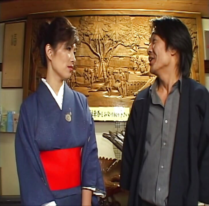 P128G04 En smuk indehaver, der forfører en mandlig kunde hos et par med et kompliceret forhold på en veletableret kro på Enoshima. Et sensuelt erotisk drama, hvor hver karakters menneskelige dramaer krydser hinanden!