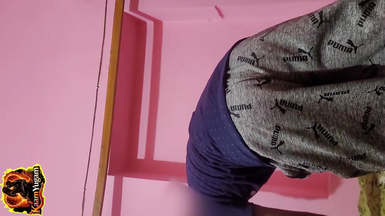 Chico indio mostrando su culo y dedeándose con lubricante