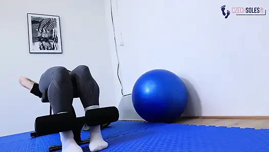 Weiße socken, göttin im fitnessstudio