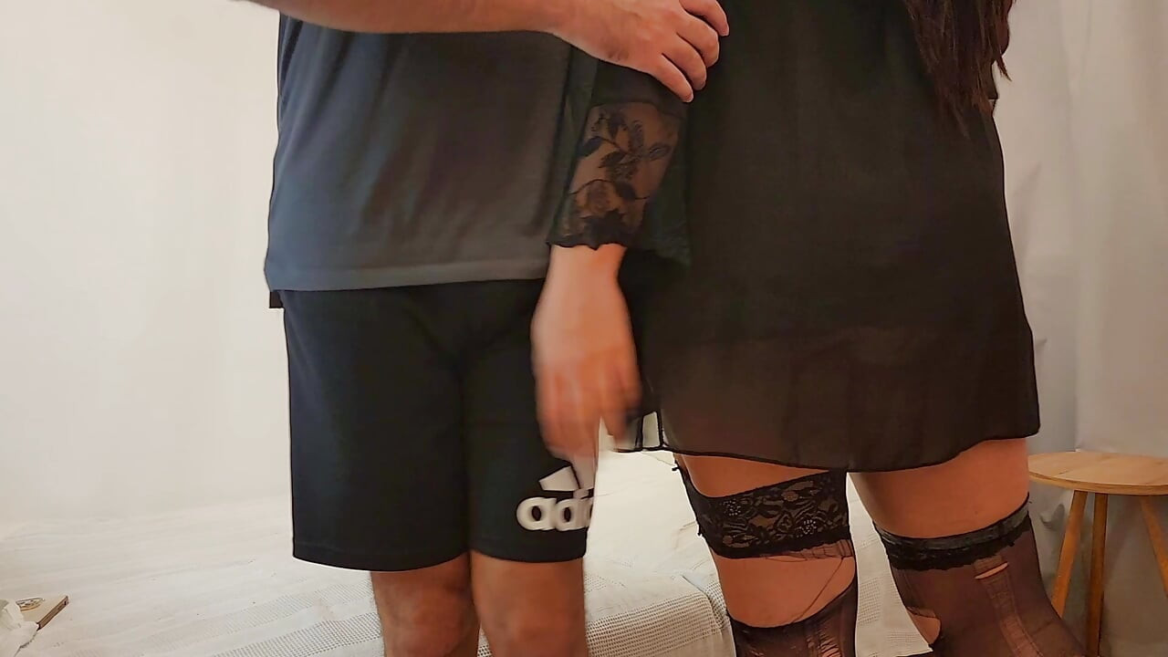 Sensual Amateur Couple Sex - Cutie Gets a Perfect Fuck and an Amazing Creampie Instead of Scrolling on Her Phone!