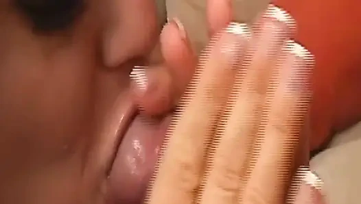 Heißes brünettes schätzchen wird geleckt und bis zum orgasmus gefingert