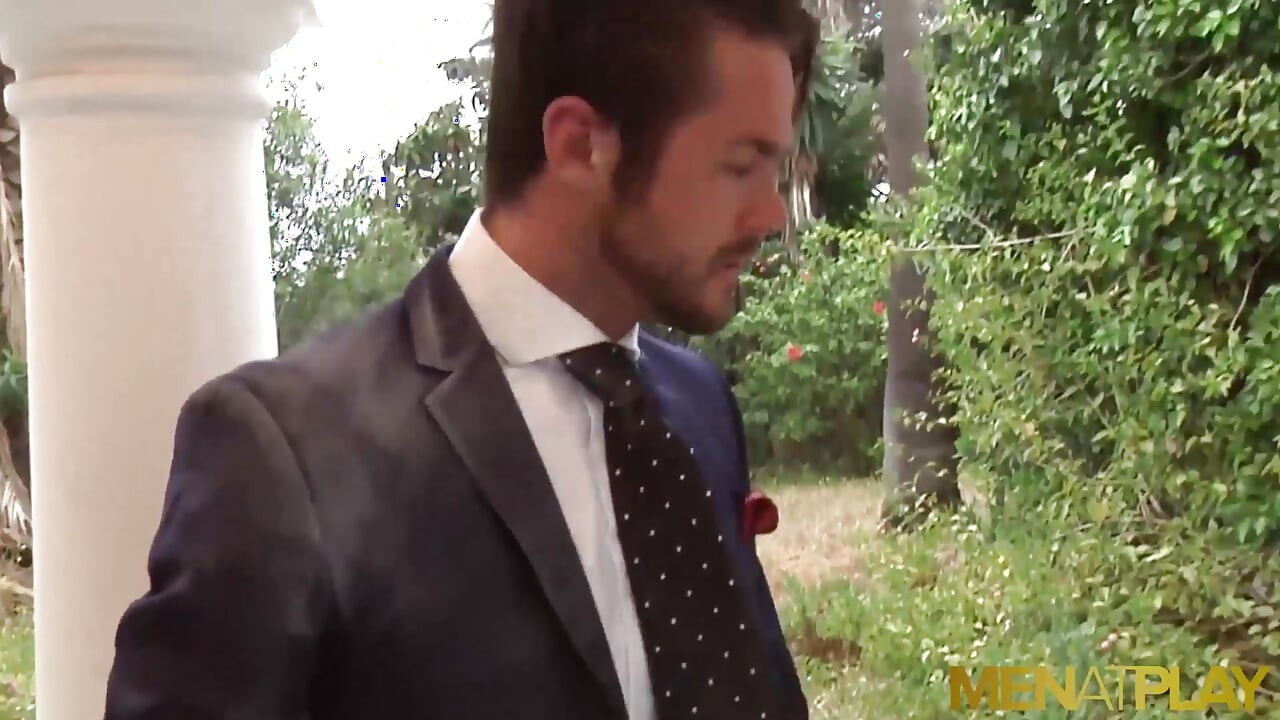 MENATPLAY - Latino Enzo Rimenez fucks well suited businessman