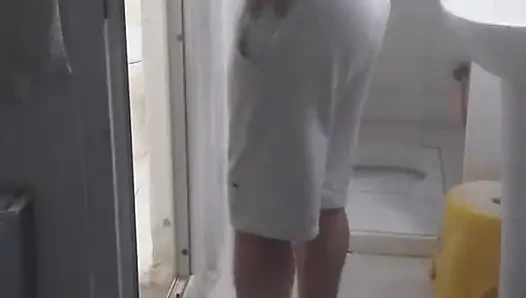 Kocam uzaktayken beni banyoda sikmesine izin verdim.