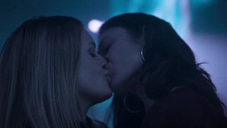 Olga Kurylenko in hete lesbische actie uit de film Sentinelle
