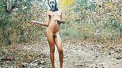 Indische sexy mannen komen klaar met een grote lul in het bos