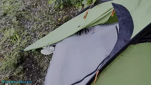 Секс на улице с горячей и возбужденной милфой в палатке в зоне фестивального кемпинга