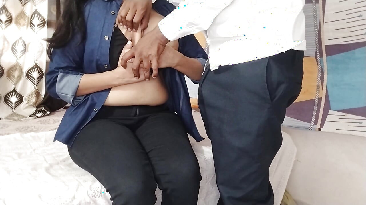 호텔에서 XXX 보지 만족을 위해 신입 사원을 유혹하는 핫한 여성 상사, 인도 힌디어 오디오 섹스