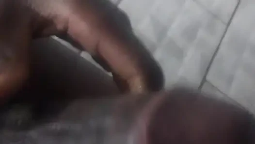 Lovbro1 sert yarakla mastürbasyon yapıyor