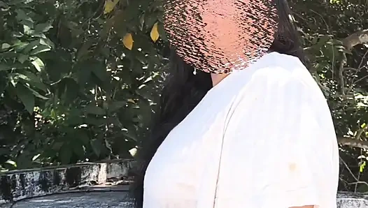 Kırmızı etekli ve beyaz üstlü Hintli kız