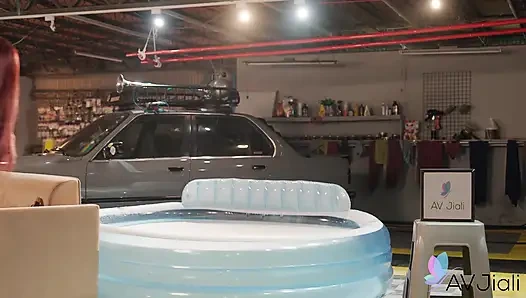 Yaramaz Çinli kız Song Nan Yi üç adamla seks yapıyor.