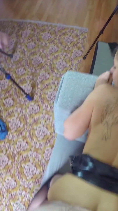 Această fată supusă suge pula stăpânului, este umplută de spermă și se supune