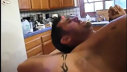 Pemandu sorak koboi hitam mendapat facial di dapur
