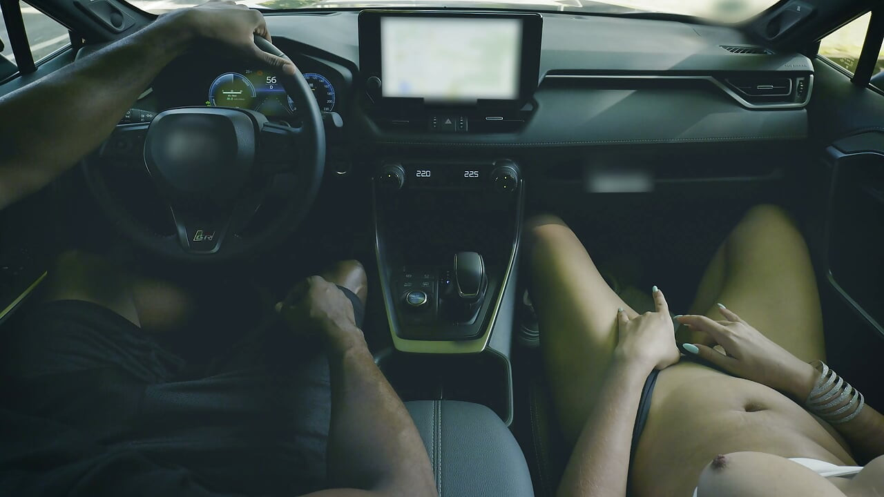 Nikki heeft enorme tieten en zuigt de grote pik in de auto