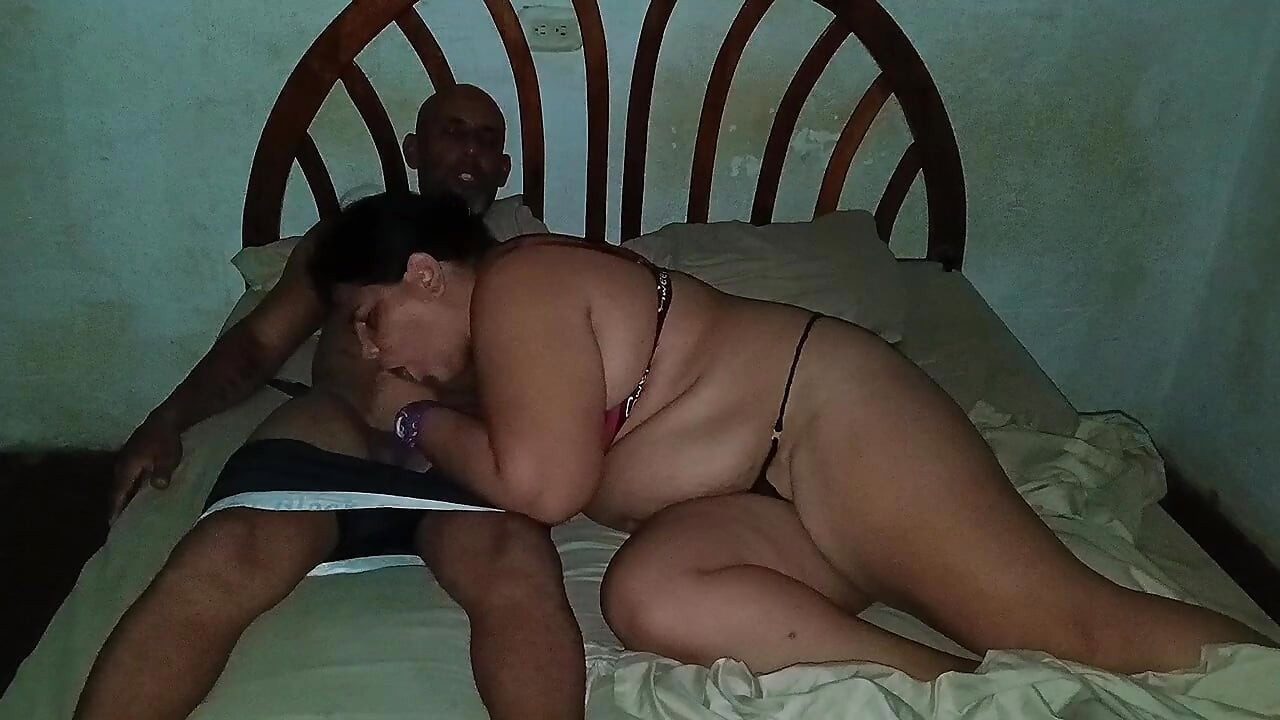 I'm watching movie with the father-in-law, but he wants my ass so much that he ends up fucking me so well while his stepson is at work.