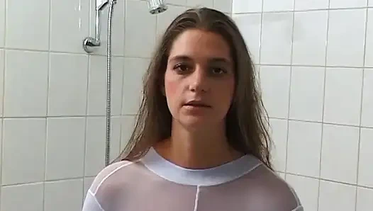 Брюнетка в колготках мастурбирует