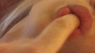 Wundervoller Blowjob von schöner Blondine endet in Anal