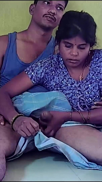 Zadivljujući trenutak iz "Indijanske seoske kuće, seksi žena, moja crna guza koja gura guzicu"