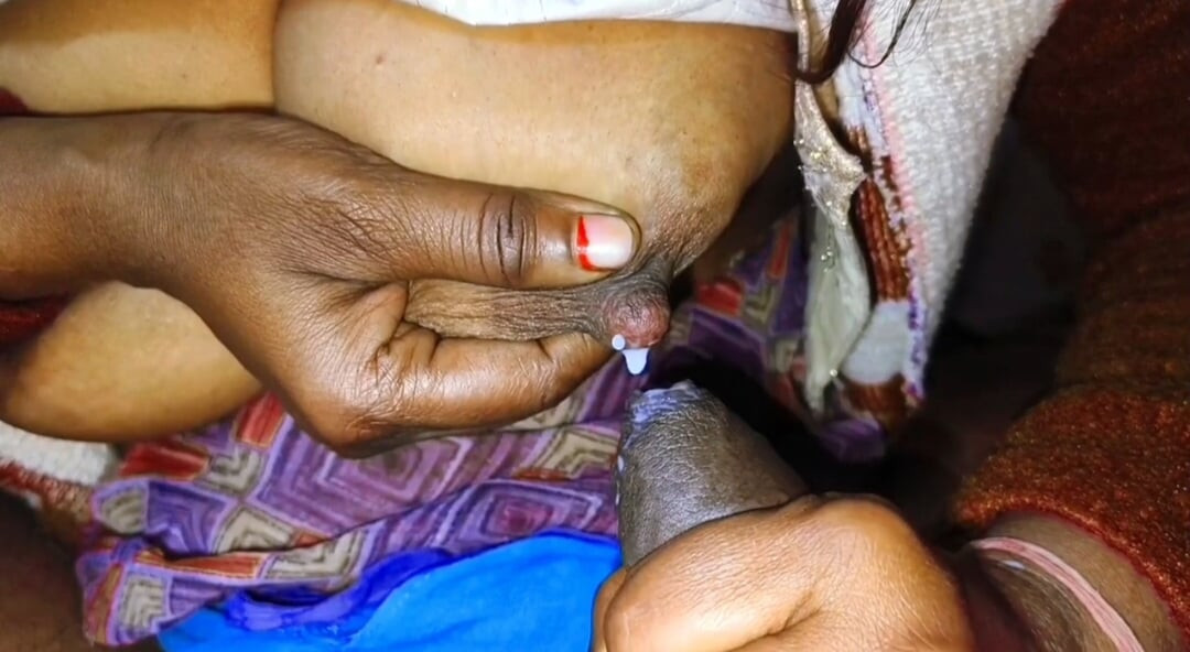 Priya bhabhi apne devar ke lund pe big boobs se dudh nikal ke handjob kiya aur chut me apne chudai karwa liya(Indian sexy video)