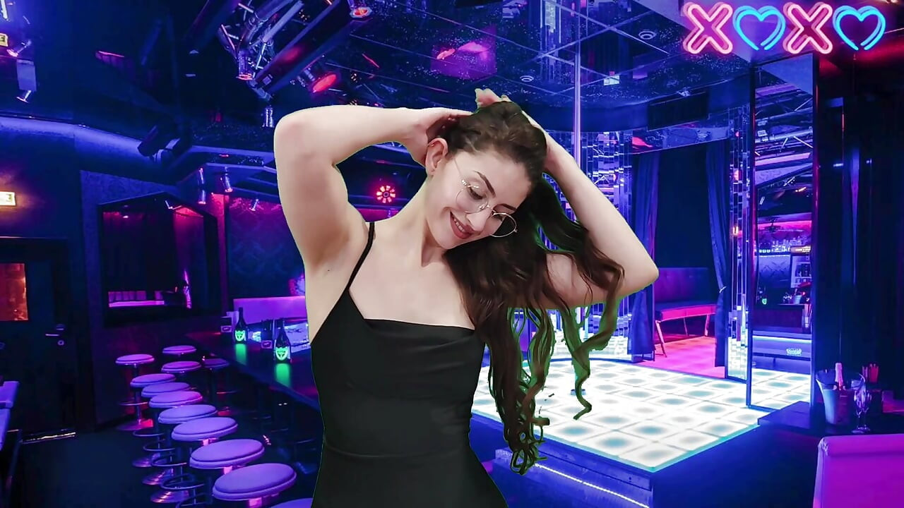 SENSUAL STRIPPER GIVES BLOWJOB