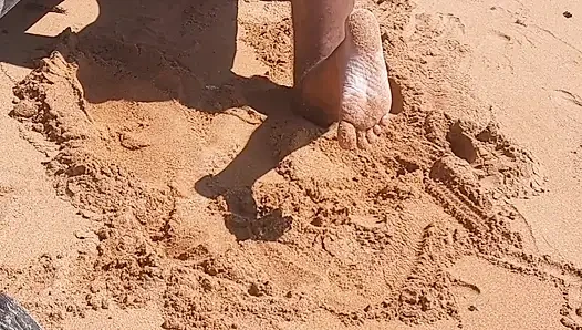 Ladysilva plajda külotla ateşli götünü bronzlaşıyor