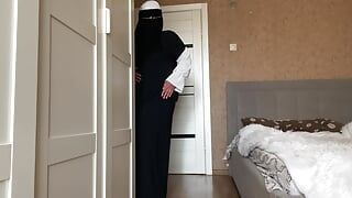 Sexy Arabische vrouw met grote tieten masturbeert poesje tot een orgasme
