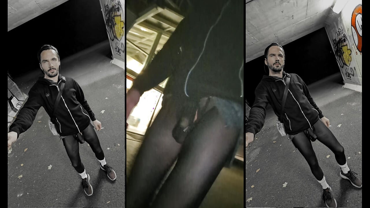 Passeggiando per la città in leggings see-through (Bulge Meggings)