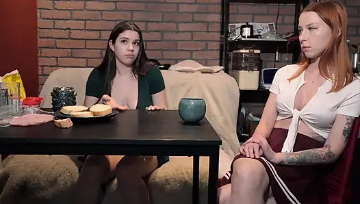 Ibu tiriku memeriksa pacar baruku dan mengajarinya cara memberikan blowjob dan melakukan seks anal