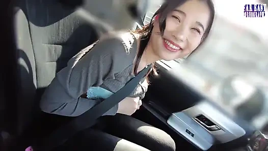 Cewek seksi ini lagi jalan-jalan sambil jalan-jalan di mana matanya yang ramai-ramai memuncak!