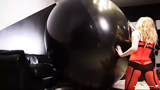 束缚气球内的性感女孩
